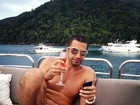 Vida boa! De sunga, Latino posta foto bebendo champanhe em lancha