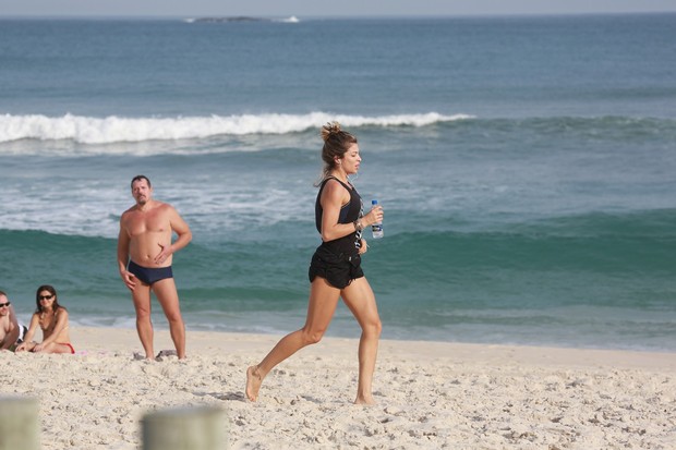 Grazi Massafera correndo na praia (Foto: Dilson Silva / Agnews)