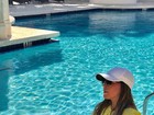 Zilu Camargo posta foto à beira da piscina e mostra pernas perfeitas