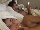 Em Las Vegas, Laura Keller posa nua na cama ao lado de Jorge Sousa