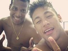 De volta das férias, Neymar posa sem camisa com novo jogador do Santos