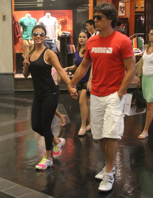 Paula Fernandes passeia com o namorado em shopping do Rio (Foto: Daniel Delmiro / AgNews)