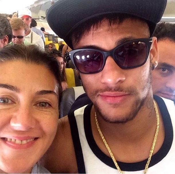 Neymar com fã no avião (Foto: Instagram/Reprodução)