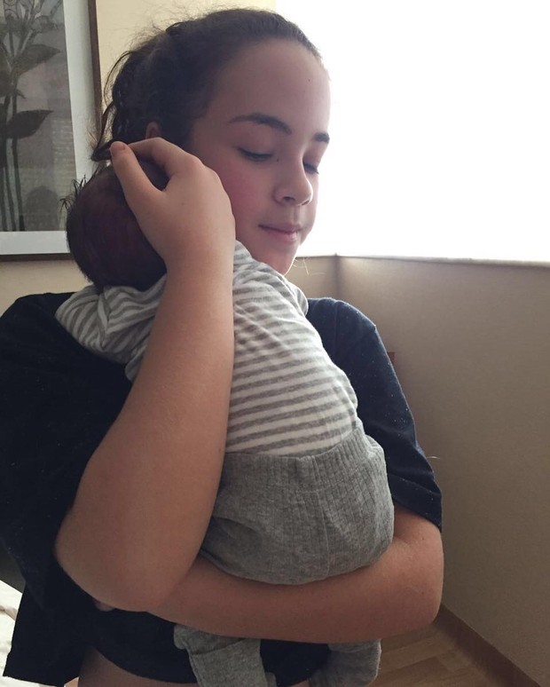 Cora Grecco com o irmão recém-nascido (Foto: Reprodução / Instagram)