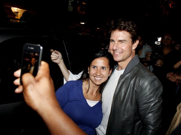 Tom Cruise posa com fã após jantar em restaurante na Zona Sul do Rio (Foto: Marcos Ferreira e Clayton Militão/ Foto Rio News)