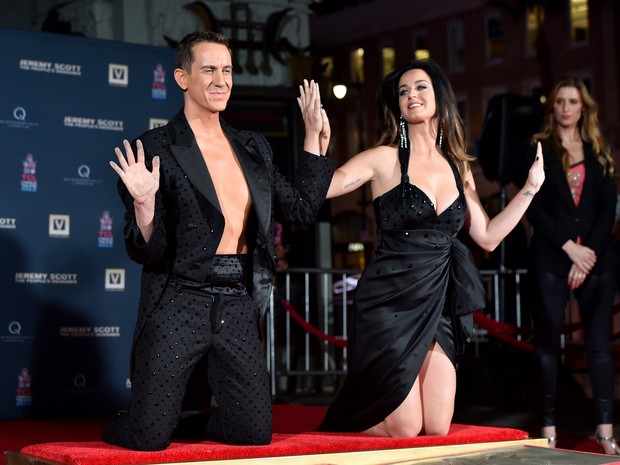 Estilista Jeremy Scott  e Katy Perry em première em Los Angeles, nos Estados Unidos (Foto: Alberto E. Rodriguez/ Getty Images/ AFP)