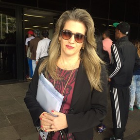 A advogada Ana Paula Cortez defende a jornalista Giulia Pereira (Foto: Marília Neves / EGO)