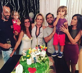 Ana Maria Braga com filhos e netos: solteira, ela está curtindo a família (Foto: Reprodução/Instagram)