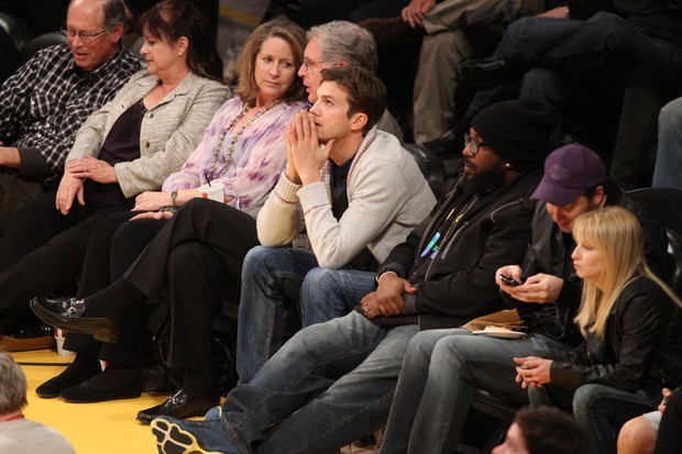 Ashton Kutcher assiste a jogo de basquete em Los Angeles, nos Estados Unidos (Foto: Splash News/ Agência)