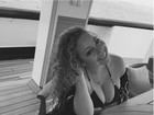 Mariah Carey exibe decotão enquanto faz série de poses em rede social