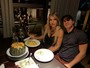 Túlio Maravilha tem jantar romântico para festejar aniversário da mulher