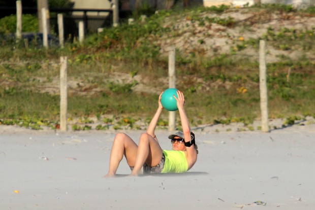 Letícia Spiller na praia (Foto: Wallace Barboa/AgNews)