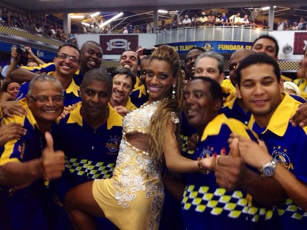 Ana Paula Evangelista posa com integrantes da Unidos da Tijuca (Foto: Divulgação)