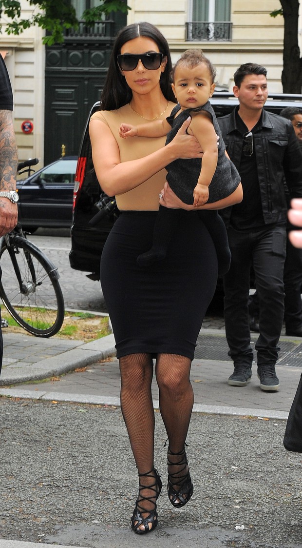 Kim Kardashian com a filha, North West (Foto: AKM-GSI BRASil)