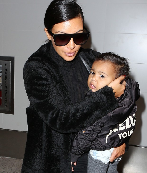 X17 - Kim Kardashian com a filha, Nori, em aeroporto de Los Angeles, nos Estados Unidos (Foto: X17online/ Agência)