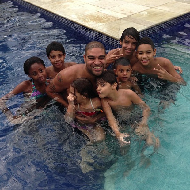 Adriano posta foto com crianças na piscina (Foto: Instagram / Reprodução)