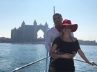 Wesley Safadão posa para foto durante férias em Dubai com a mulher