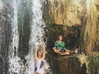 Flávia Alessandra posa em cachoeira ao lado da mãe: 'Recarregando'