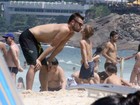 Rodrigo Hilbert vai a praia com um dos filhos gêmeos