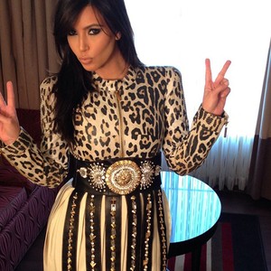 Kim Kardashian com cinto para afinar cintura (Foto: Instagram / Reprodução)