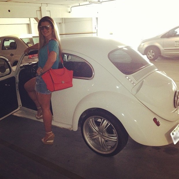 Mirella Santos com o fusca (Foto: Instagram / Reprodução)
