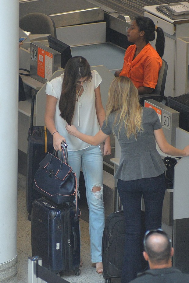 Camila Queiroz embarca no aeroporto Santos Dumont (Foto: Willian Oda/Agnews)
