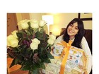 Vanessa Hudgens exibe presentes que ganhou de aniversário do namorado