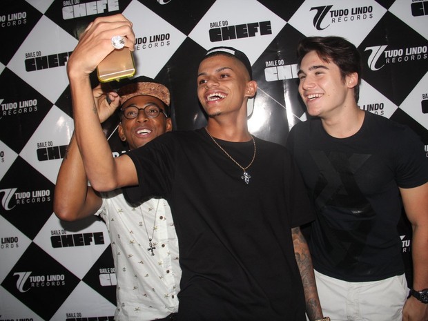 Nego do Borel, MC Maneirinho e Nicolas Prattes em show no Rio (Foto: Divulgação)