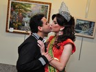 Modelo gay sósia de Sandra Bullock ganha beijo após coroação como miss