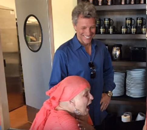 Bon Jovi visita paciente com câncer (Foto: Reprodução / Youtube)