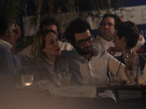 Mariana Ximenes com o namorado em restaurante em São Paulo (Foto: Leo Franco/ Ag. News)