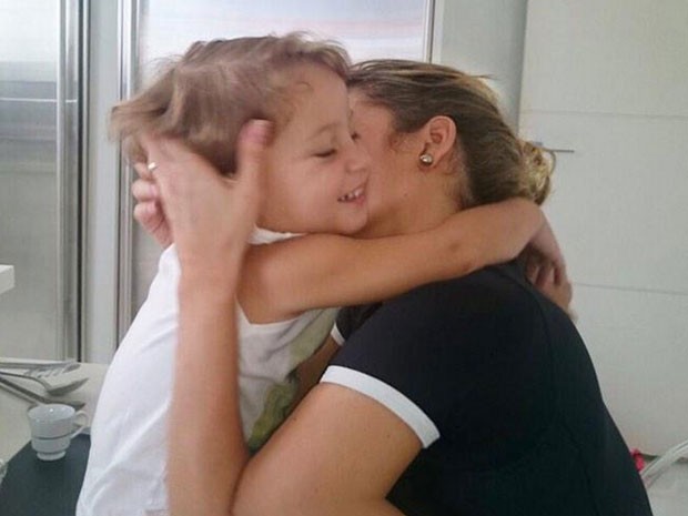 Claudia Leitte com o filho caçula, Rafael (Foto: Twitter/ Reprodução)