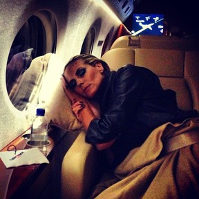 Heidi Klum dorme em avião (Foto: Instagram/ Reprodução)
