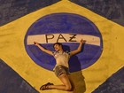 De shortinho, Sophie Charlotte posa em pintura da bandeira do Brasil