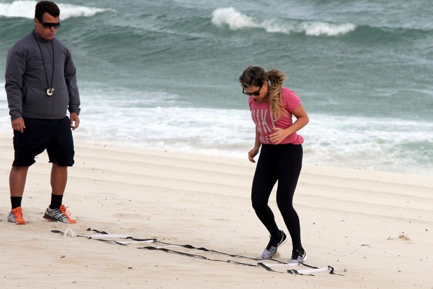 Fernanda Souza se exercita na praia (Foto: Marcos Ferreira / Foto Rio News)