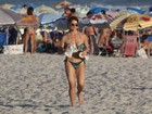Letícia Spiller corre na praia e mostra corpão