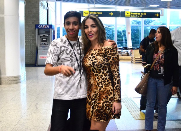 Anamara posa pra foto com fãs em aeroporto (Foto: William Oda/Agnews)