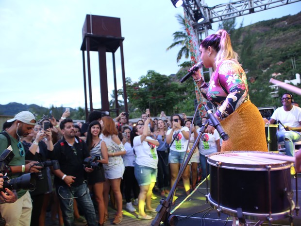 Preta Gil canta em sua feijoada (Foto: Anderson Borde / AgNews)
