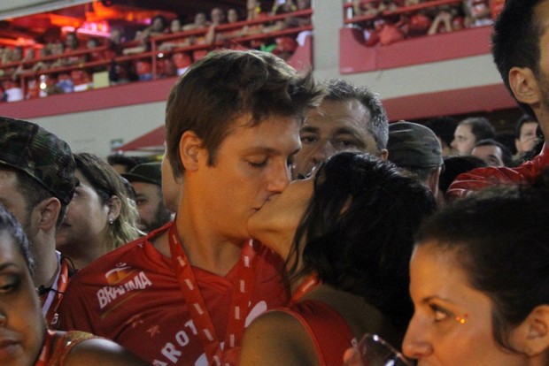 Fabio Porchat beijando na sapucaí (Foto: Wallace Barbosa/Ag. News)