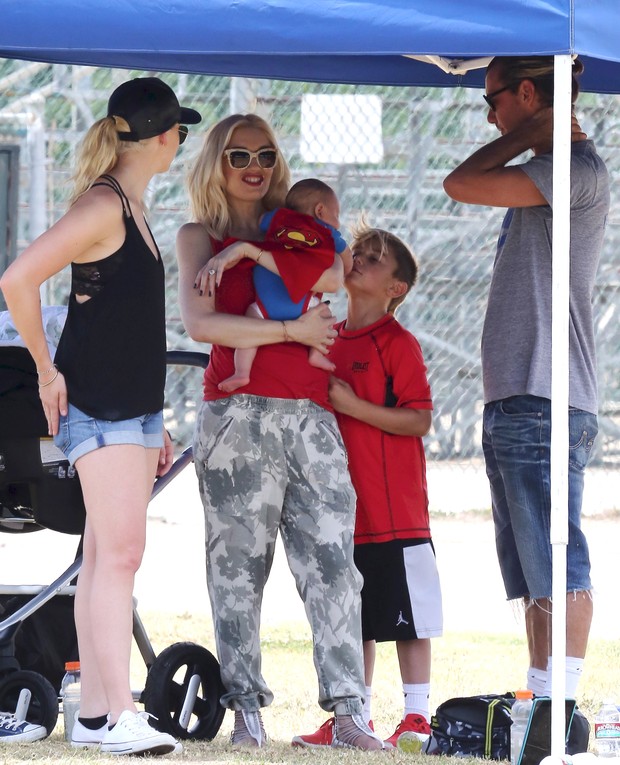 Kingston, filho mais velho de Gwen Stefani, brinca com o irmãozinho, no colo da mãe, e pai observa (Foto: X17)