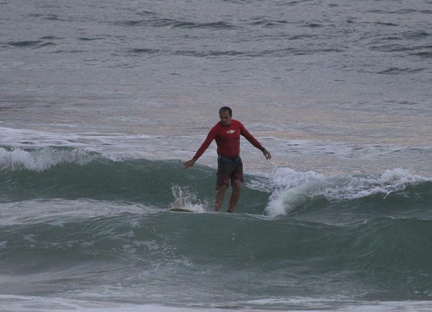 Humberto Martins surfa em praia no RJ (Foto: Delson Silva / Agnews)