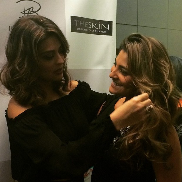 Juliana Paes e a irmã Rosana Paes em evento de beleza no Rio (Foto: Instagram/ Reprodução)