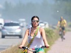 De shortinho, Bruna Marquezine anda de bicicleta no Rio 