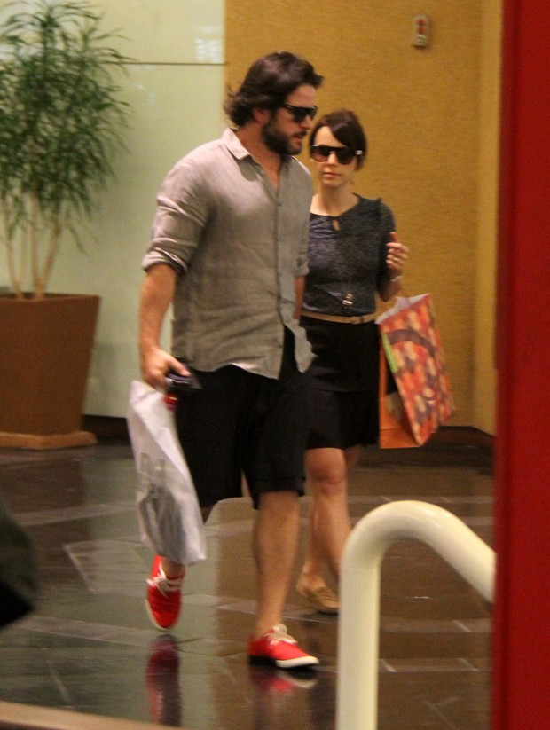 Murilo Benício e Debora Falabella fazem compras em shopping no RJ (Foto: Daniel Delmiro / Agnews)