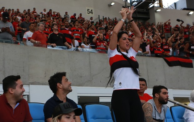Graciele Lacerda com Zezé Di Camargo em jogo do Flamengo: emoção à flor da pele (Foto: Dilson Silva/Agnews)