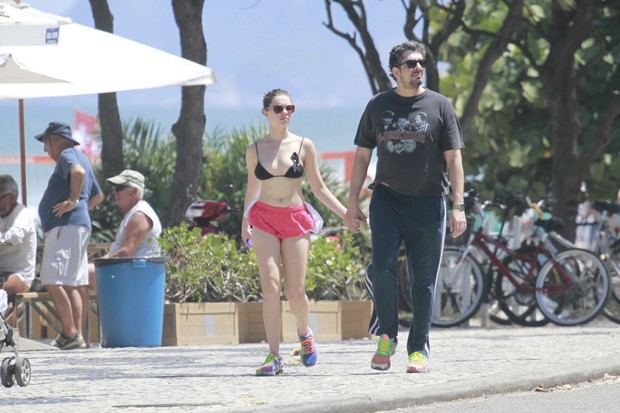 Bruna Linzmeyer caminhando com seu namorado (Foto: Dilson Silva/Agnews)
