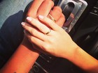 Depois de noivado, Adriano posta foto das alianças: 'Muito feliz'