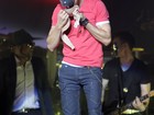Enrique Iglesias cheira e brinca com sutiã dado por fã em show
