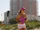 Christine Fernandes corre na praia com maiô engana-mamãe