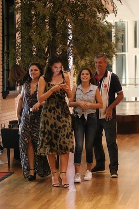 Bruna Marquezine com a família em um shopping na Barra da Tijuca, Zona Oeste do Rio (Foto: Ag News)